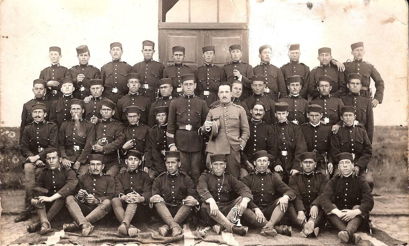 tercera compañía del tercer batallón del 59 regimiento de infantería Melilla Vicente Sánchez es la quinta desde la izquierda de la fila superior