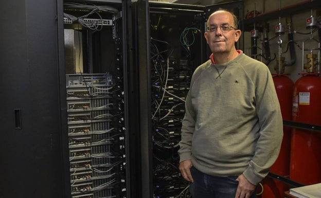 Juan Jesús Ruiz hoy, frente al ordenador UEx.