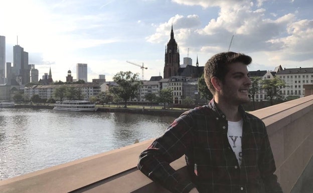 Pablo Montes en el puente viejo de Frankfurt.