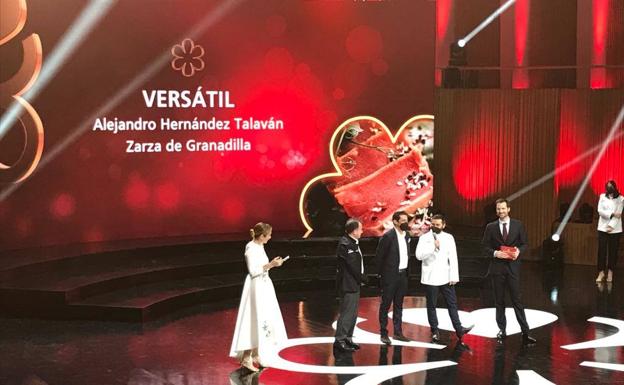 Martín Berasategui junto a los hermanos José Luis y Alejandro Hernández Talaván, propietarios de Versatile, en la gala donde se desveló su estrella Michelin