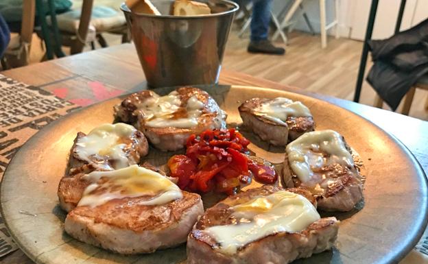 Solomillo con torta y naranja.