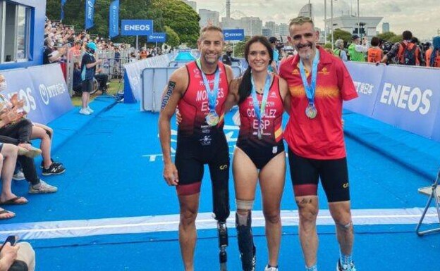 Kini Carrasco con los otros dos medallistas españoles en paratiatlón. /@dxtadapatado