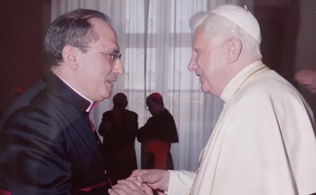 El arzobispo de Mérida-Badajoz, Celso Morga, junto al difunto Papa emérito, en una imagen de archivo.