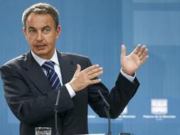 El presidente Zapatero, en la rueda de prensa que ha ofrecido en La Moncloa tras reunirse con el secretario general de la ONU, Ban Ki Moon. /EFE/