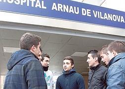 Amigos de Héctor acudieron ayer a visitarle. / Damián Torres/