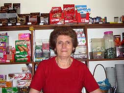 Isabel atiende tras la barra del Café Currito, el más antiguo de Barrancos y centro local del contrabando/
