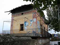 El cenador de la antigua huerta de los Silos aún conserva la rica y cromática decoración exterior.|A.SOLÉ/