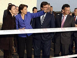La ministra Magdalena Álvarez y el presidente Fernández Vara, en su visita ayer al aeropuerto de Badajoz. / HOY/