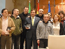 El presidente de la Junta con los grupos que han confeccionado el nuevo disco. / BRÍGIDO/