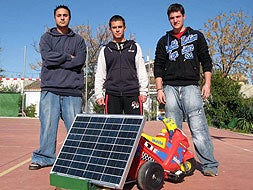 Carlos, José Ramón y Francisco José siguen perfeccionando el invento. / MPAZ/