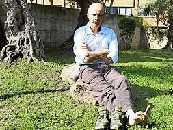 Hamish Fulton realiza sus obras mientras camina con los pies descalzos./ E.P./