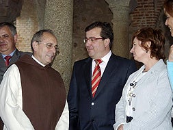 Vara, juntoa Ángel Franco (izquierda) y Dolorea Aguilar, con el prior de Yuste, Fray Francisco.|EFE/