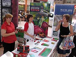 La Denominación de Origen Valle del Jerte había preparado más de un millar de desgustaciones del gazpacho de cereza./ MARISA/