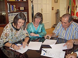 Momento de la firma del acuerdo, ayer en Don Benito./ F. H./