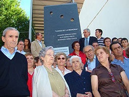 Homenaje a los represaliados de la Guerra Civil celebrado hoy en Barrado (Cáceres). / HOY/