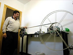 EN LA CABINA DE PROYECCIÓN. José Luis Barbero, operador de cabina del cine, monta una película.|JORGE REY/
