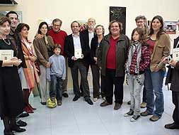 Familiares de los dos hermanos ajunto al alcalde de Arroyo (en el centro con el libro)./MARISA NUÑEZ/
