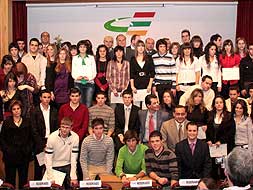 ILUSIÓN. Foto de familia de los premiados que posaron orgullosos con sus respectivos diplomas. / PACO CARRANZA/