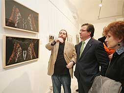 El comisario, Julio César Vázquez, muestra una obra al presidente de la Junta y a la alcaldesa. / M.NÚÑEZ/