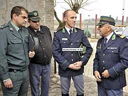 Agentes de la Guardia Civil, la Guardia Republicana y del Servicio de Fronteras luso, en Caya./ ARNELAS/