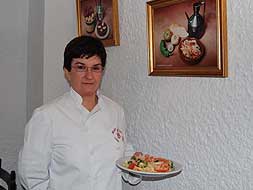 TRADICIONAL TENTACIÓN. María del mar lleva actualmente el Mesón La Jara- Casa Andrés y muestra un plato de cojondongo en un rincón de su restaurante./E. RUBIO/