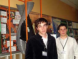 Manuel y Javier con su invento sobre energía solar. / CEDIDA/