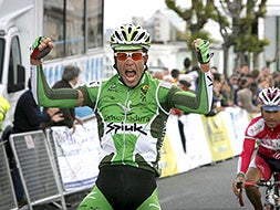 El ciclista gallego Enrique Salgueiro (i), jefe de filas del equipo Extremadura -Spiuk, celebra su victoria en la primera etapa de la VIII Vuelta a Galicia.|EFE/