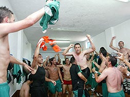Los jugadores del Cacereño lo celebran en el vestuario. / CÉSAR BORJA/