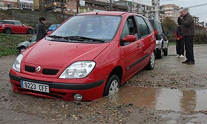 El mal estado del pavimento sumado a la lluvia ha provocado escenas como esta. / ANDY SOLÉ/