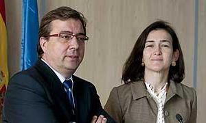 El presidente de la Junta de Extremadura, Guillermo Fernández Vara, y la ministra de Cultura, Ángeles González-Sinde.|EFE/