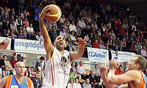 La renovación de Cherry -en el primer partido de la serie ante Burgos- sigue siendo la prioridad.|L.CORDERO/