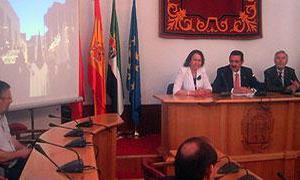 El alcalde, Ángel Calle, la consejera de Cultura de la Junta, Manuela Holgado, y el subdelegado del Gobierno accidental, Manuel Nieto, anunciando la declaración de fiesta de Interés Turístico Nacional a la Semana Santa emeritense. |BRÍGIDO/