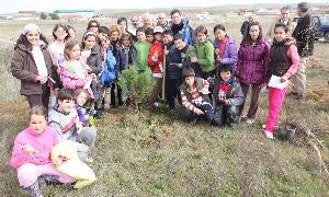Los responsables municipales junto a algunos niños.:: LORENZO CORDERO/