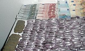 Droga y dinero inacuatado por la Guardia Civil.|HOY/
