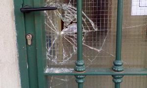 La puerta de acceso con los daños en el cristal, causados en el intento de ser forzada. HOY/