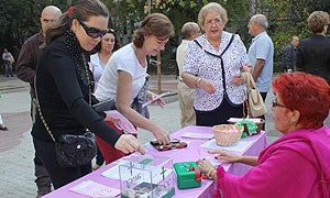 Mesa de la Asociación Oncológica extremeña en Cáceres | ALBA/