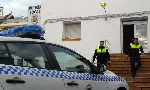 Agentes de la Policía Local ante el edificio de la Jefatura. / HOY/
