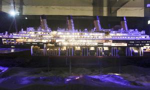 Maqueta del Titanic con las luces encendidas. / J. M. Romero/
