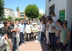 Familias solicitantes de plaza en el colegio salesiano ante la Oficina de Escolarización. / BRÍGIDO/