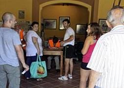 Los vecinos de Montijo esperan largas colas para conseguir agua potable | J.M. ROMERO/