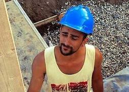 Jesús Morán en la construcción del edificio Earthship. :: HOY/