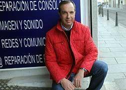 Agustín Mateo en el lugar donde se encontró el cheque.:: BRÍGIDO/