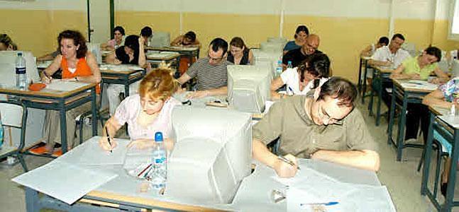 Opositores realizando un examen de Secundaria en 2006.|HOY/