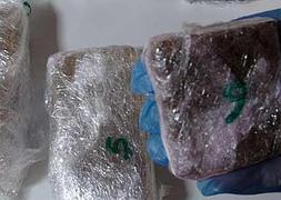 La Guardia Civil interviene un kilo de polen de hachís a un conductor en la A-66