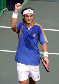 David Ferrer saluda al público Tras vencer al francés Gasquet. / EFE/