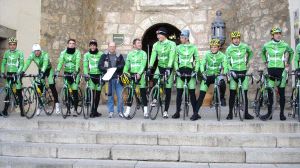 Rodríguez junto a alguno de los ciclistas del Extremadura al comienzo de la pasada temporada. / V. P./