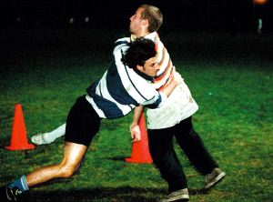 ENTRENAR. Nico Pueta placa a un compañero en un entrenamiento en Buenos Aires. / P. CEROLINI/