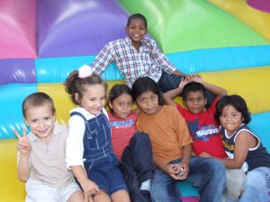 Niños de distintas nacionalidades en un encuentro de inmigrantes celebrado en Don Benito. / R. HABA./