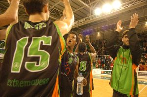 Los jugadores del equipo cacereño celebran una de sus victorias de esta temporada. / HOY/