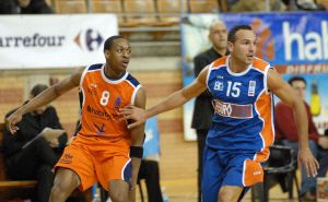 LeVonn Jordan, que no ofreció lo que se esperaba de él, ante Manu Pereira en el partido Habitacle-Coruña. / CASIMIRO MORENO/
